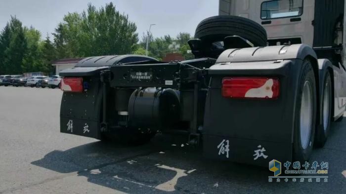 解放J7創(chuàng  )領(lǐng)版牽引車(chē)，卡友直呼“太懂我”！