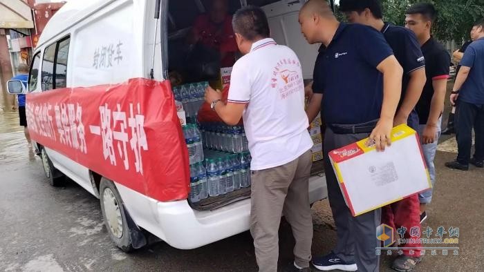 送物資進(jìn)災區，福田奧鈴全面開(kāi)啟救援行動(dòng)
