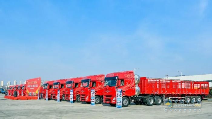 整車(chē)一體化事業(yè)加速！東風(fēng)商用車(chē)批量交付倉柵式頭掛一體車(chē)
