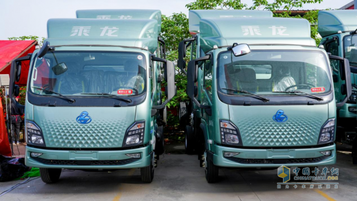 現場(chǎng)訂車(chē)62臺，乘龍L2VCNG增程輕卡武漢閃耀上市