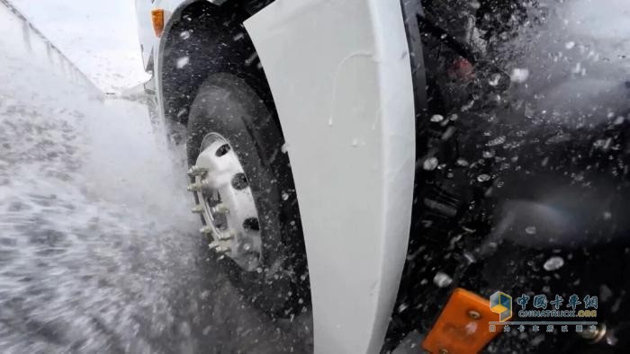 “雙11”呼喚“當日達”！徐工4×2底充牽引車(chē)已就位