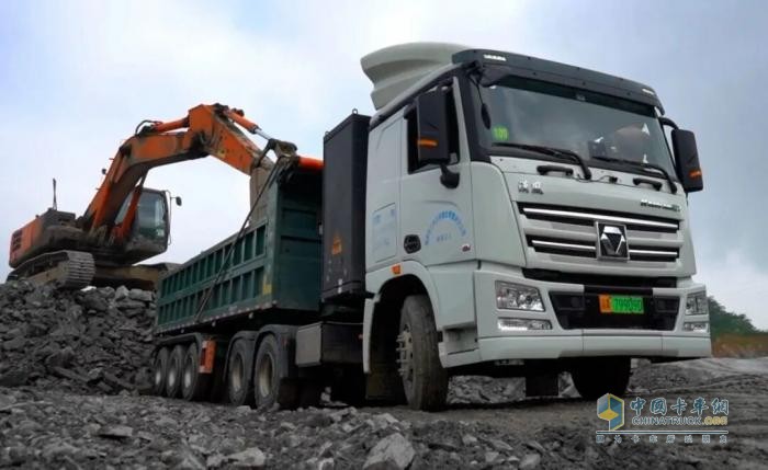 三次都買(mǎi)TA！百臺徐工純電動(dòng)牽引車(chē)交付西南