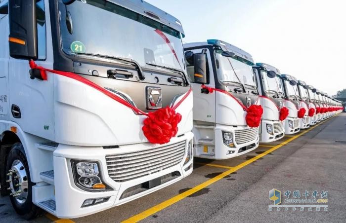 三次都買(mǎi)TA！百臺徐工純電動(dòng)牽引車(chē)交付西南