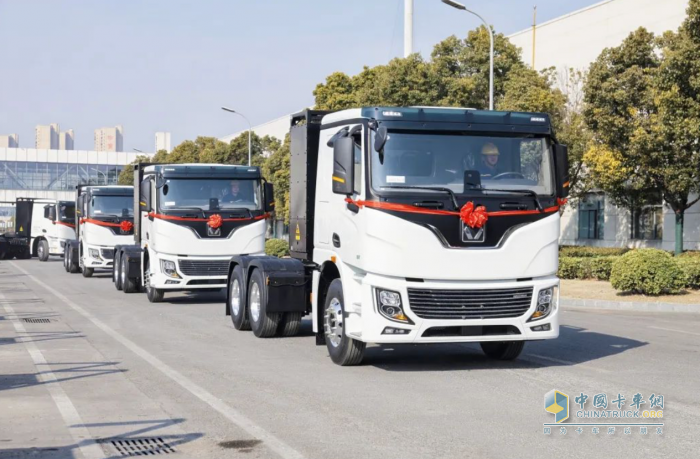 戰投見(jiàn)證、千臺訂單、批量交付！徐工新能源重卡“電”亮新未來(lái)！