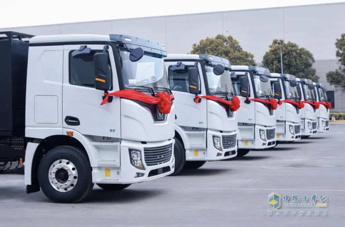 戰投見(jiàn)證、千臺訂單、批量交付！徐工新能源重卡“電”亮新未來(lái)！