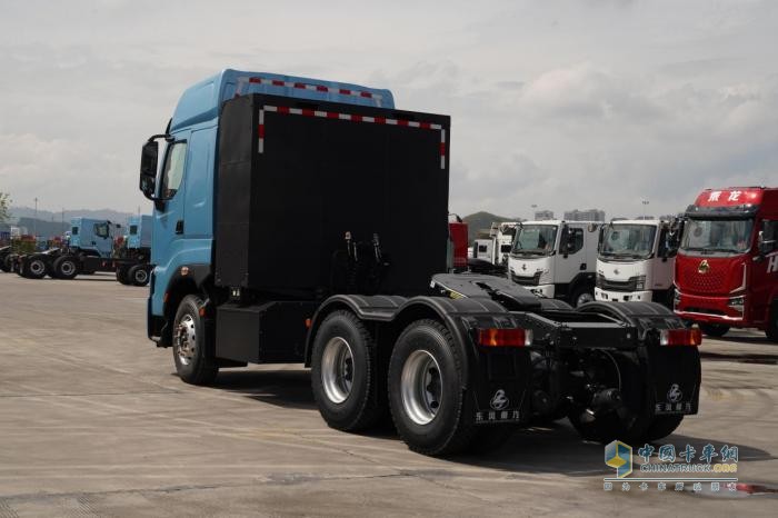 600度超大電量！這臺乘龍純電牽引車(chē)讓卡友告別續航焦慮