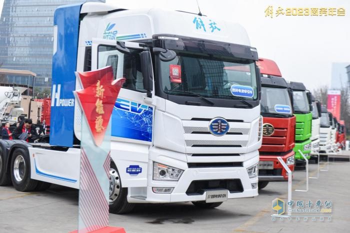 以25.7%的終端份額引領(lǐng)市場(chǎng)，以27.9萬(wàn)輛確?！半p第一” 一汽解放亮劍2023！