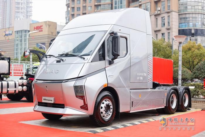 聚焦客戶(hù)價(jià)值 守成與創(chuàng  )新并舉！2024江淮重卡商務(wù)大會(huì )合肥舉行