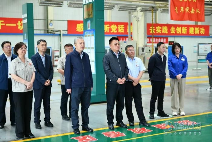 內蒙古自治區副主席么永波來(lái)北奔重汽調研指導