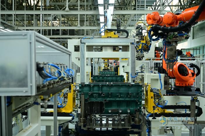 新質(zhì)動(dòng)力 氫領(lǐng)未來(lái) 一汽解放6DV超級工廠(chǎng)投產(chǎn)暨首款氫氣發(fā)動(dòng)機發(fā)布