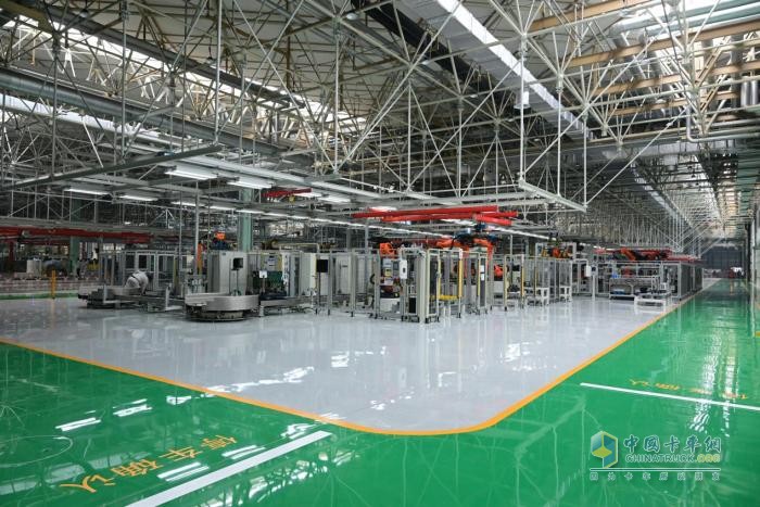 新質(zhì)動(dòng)力 氫領(lǐng)未來(lái) 一汽解放6DV超級工廠(chǎng)投產(chǎn)暨首款氫氣發(fā)動(dòng)機發(fā)布