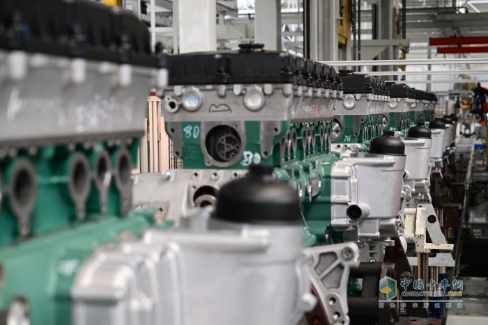 新質(zhì)動(dòng)力 氫領(lǐng)未來(lái) 一汽解放6DV超級工廠(chǎng)投產(chǎn)暨首款氫氣發(fā)動(dòng)機發(fā)布