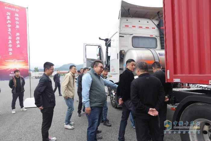 驅動(dòng)價(jià)值 領(lǐng)航高效 東風(fēng)商用車(chē)快遞戰略客戶(hù)深度體驗日在十堰圓滿(mǎn)舉行