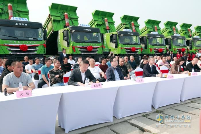 上汽紅巖新型智能渣土車(chē)批量交付，助力重慶打造山水美麗之城