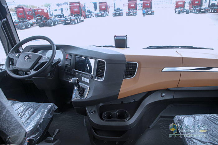 陜汽X5000S高效先鋒，530馬力助力“氣”場(chǎng)全開(kāi)！