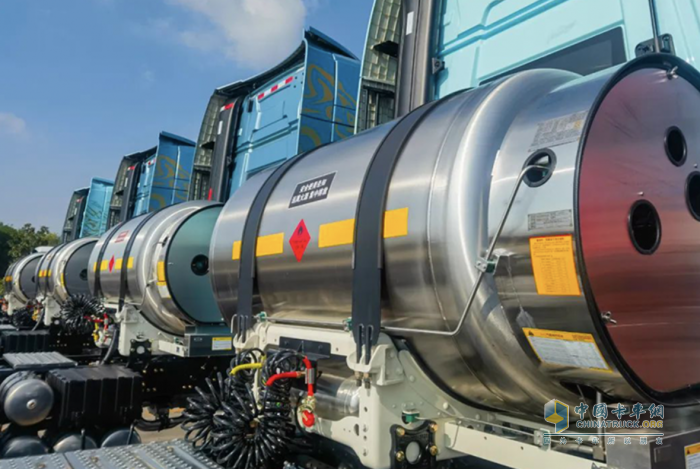 陜汽X5000S高效先鋒，530馬力助力“氣”場(chǎng)全開(kāi)！