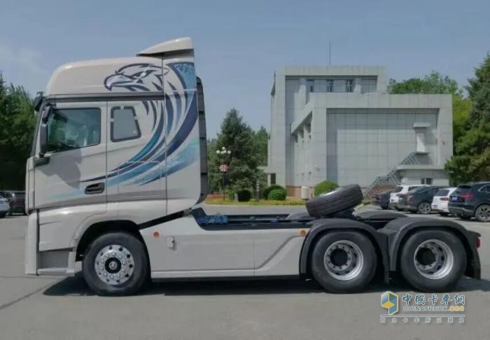 解放J7創(chuàng  )領(lǐng)版牽引車(chē)，卡友直呼“太懂我”！