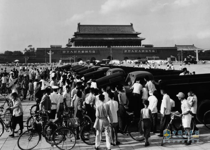 解放軍車(chē)，在天安門(mén)廣場(chǎng)成功受閱！