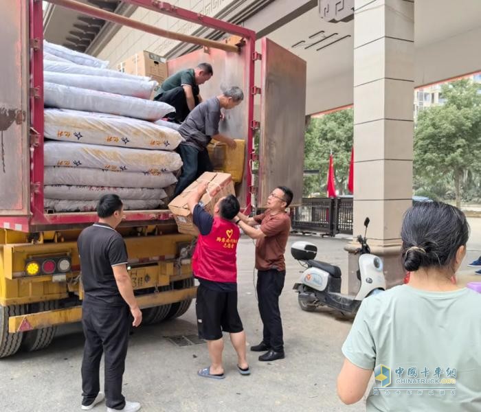 捐贈物資+現場(chǎng)救援 貴州東風(fēng)商用車(chē)網(wǎng)絡(luò )助力榕江災后重建