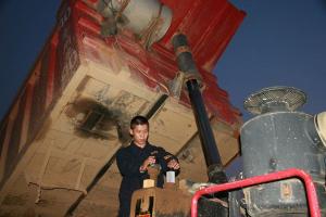 海沃服務(wù)人員現場(chǎng)為用戶(hù)進(jìn)行車(chē)輛維修檢測