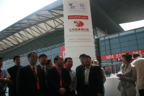 馬純濟參觀(guān)卡車(chē)展區