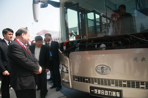 馬純濟參觀(guān)卡車(chē)展區