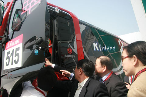 馬純濟參觀(guān)卡車(chē)展區