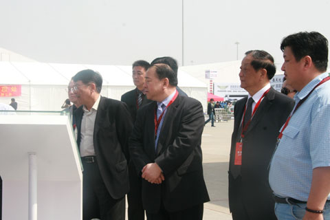 馬純濟參觀(guān)卡車(chē)展區