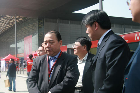 馬純濟參觀(guān)卡車(chē)展區