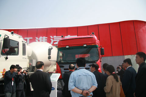 馬純濟參觀(guān)卡車(chē)展區