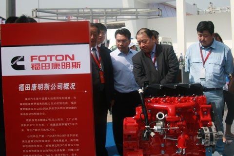 馬純濟參觀(guān)卡車(chē)展區