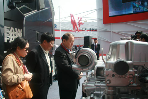 馬純濟參觀(guān)卡車(chē)展區