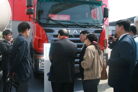 馬純濟參觀(guān)卡車(chē)展區