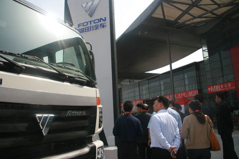 馬純濟參觀(guān)卡車(chē)展區