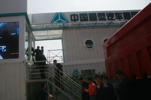 馬純濟參觀(guān)卡車(chē)展區