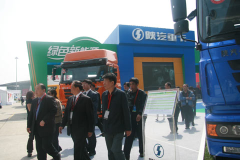 馬純濟參觀(guān)卡車(chē)展區