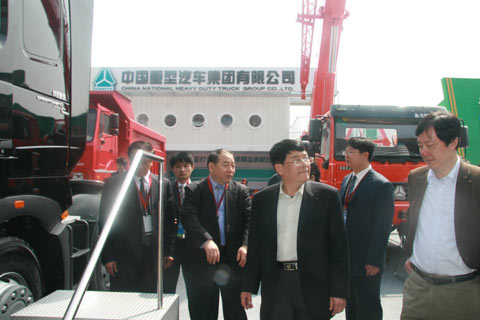 馬純濟參觀(guān)卡車(chē)展區