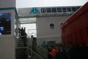 馬純濟參觀(guān)卡車(chē)展區