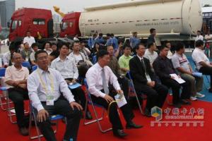 參加乘龍609的物流代表與領(lǐng)導