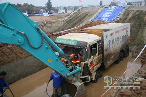 故障車(chē)進(jìn)行救援