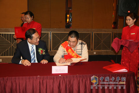 董正明跟經(jīng)銷(xiāo)商代表簽訂2010年合同