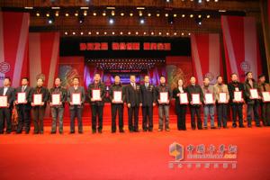 濰柴給優(yōu)秀經(jīng)銷(xiāo)商、服務(wù)商頒獎