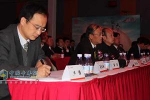 嘉賓在聆聽(tīng)會(huì )議內容