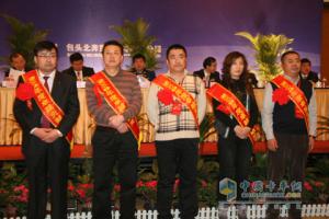 總經(jīng)理王世宏給獲卓越貢獻獎的經(jīng)銷(xiāo)商頒獎