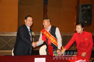 董正明跟經(jīng)銷(xiāo)商代表簽訂2010年合同