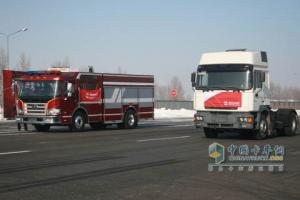 兩車(chē)進(jìn)行比賽