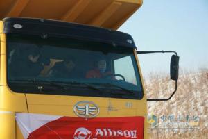 一汽技術(shù)中心重型車(chē)部部長(cháng)郭立群試駕