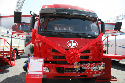 2010北京車(chē)展一汽解放J5P天然氣牽引車(chē)