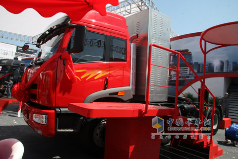 2010北京車(chē)展一汽解放J5P天然氣牽引車(chē)