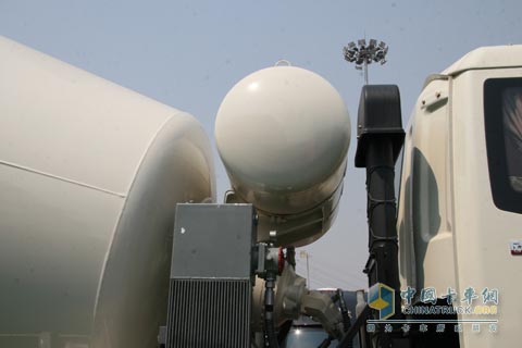 2010北京車(chē)展福田歐曼12方攪拌車(chē)BJ5253GJB-2局部特寫(xiě)